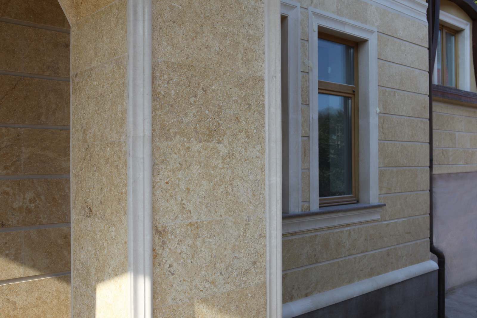 Облицовка природным камнем фасада №15