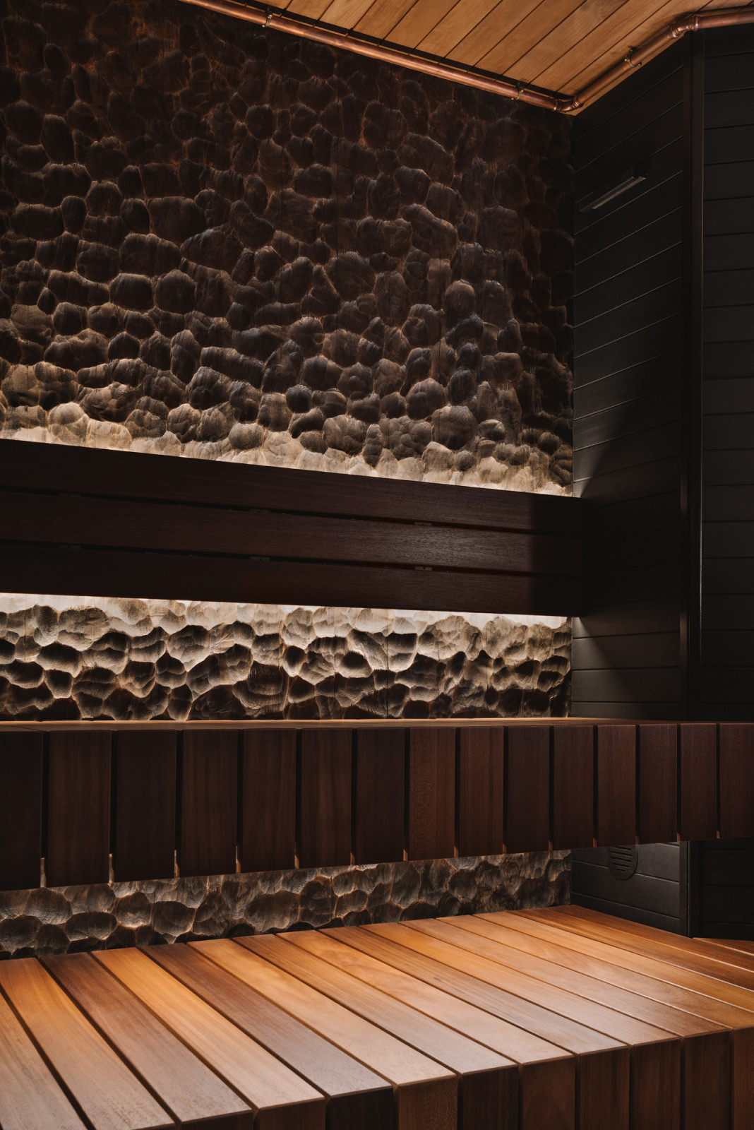 Панно из обожженной древесины в сауне.