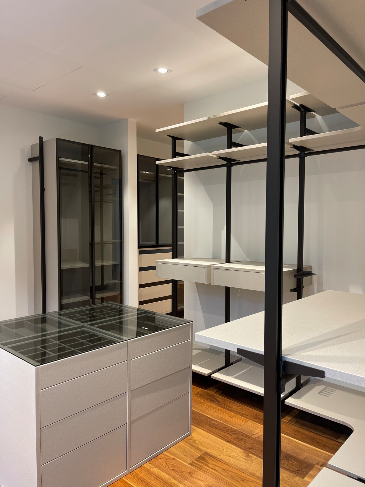 Распашной шкаф с системой RPE raumplus и Гардеробная система UNO raumplus