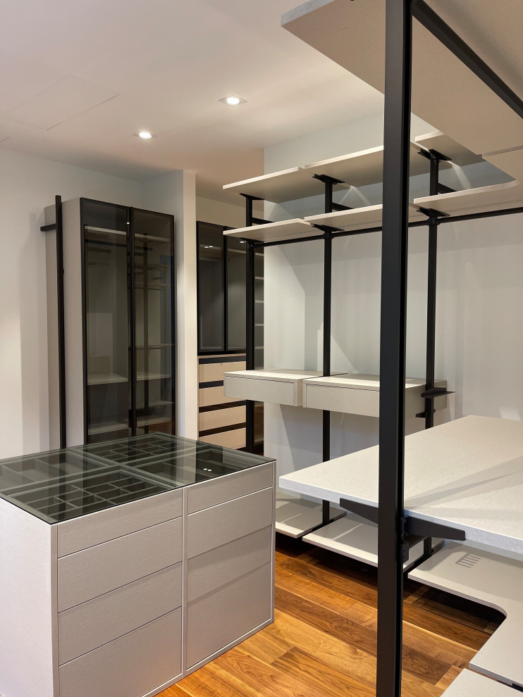 Распашной шкаф с системой RPE raumplus и Гардеробная система UNO raumplus