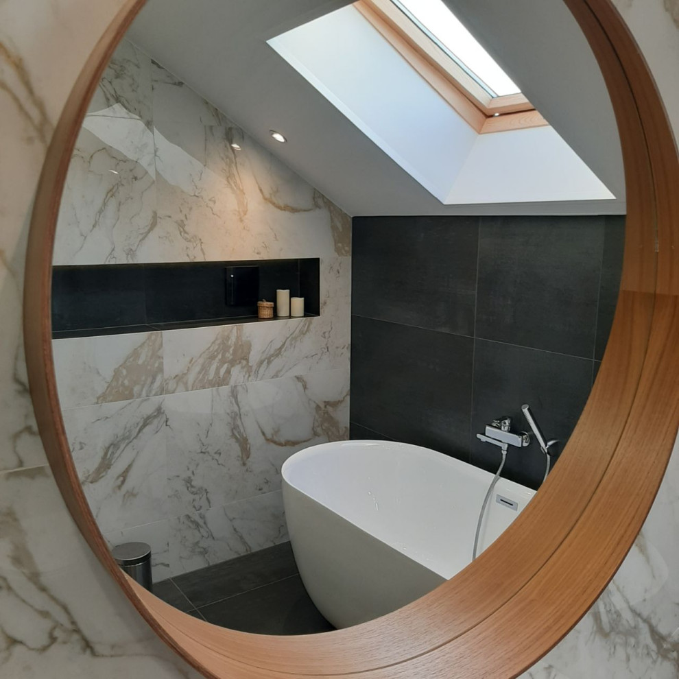 Ванная с мансардным окном