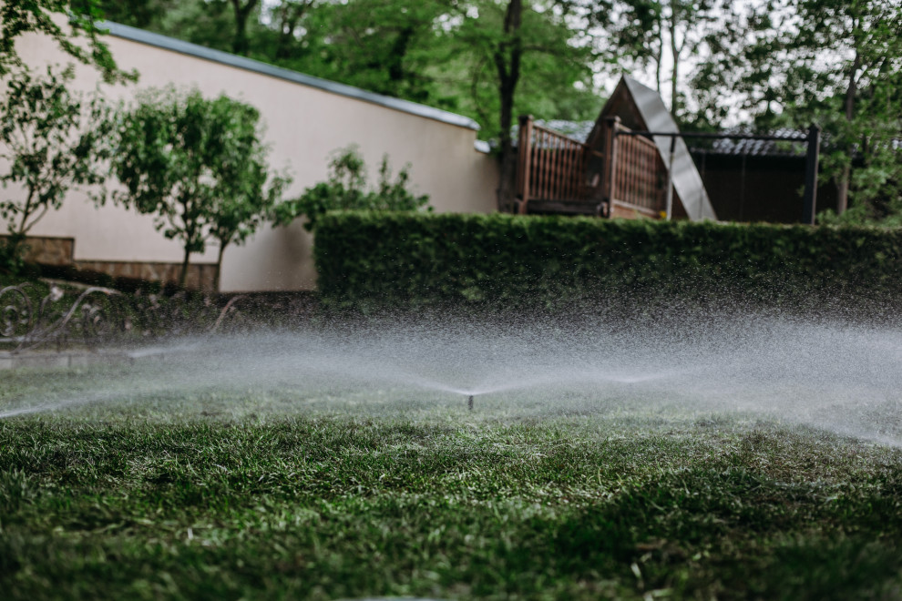 Монтаж системы автоматического полива и укладка рулонного газона в Новороссийске