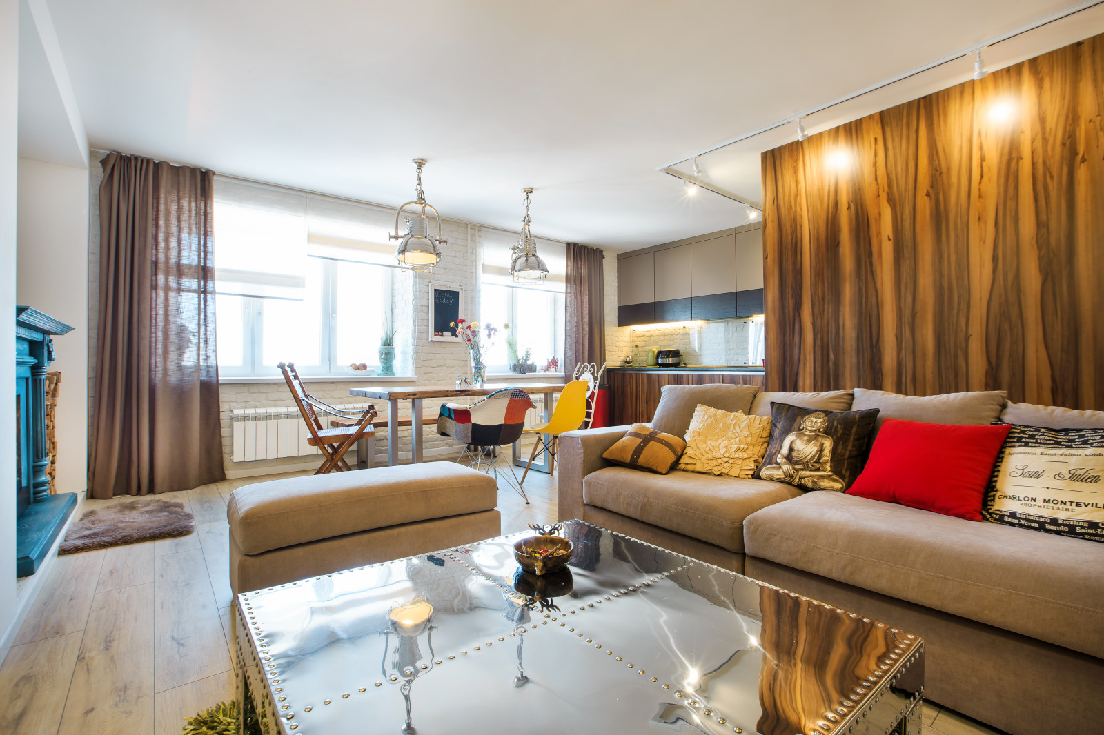 Houzz тур: Деревянный куб в гостиной и белая спальня для молодой семьи