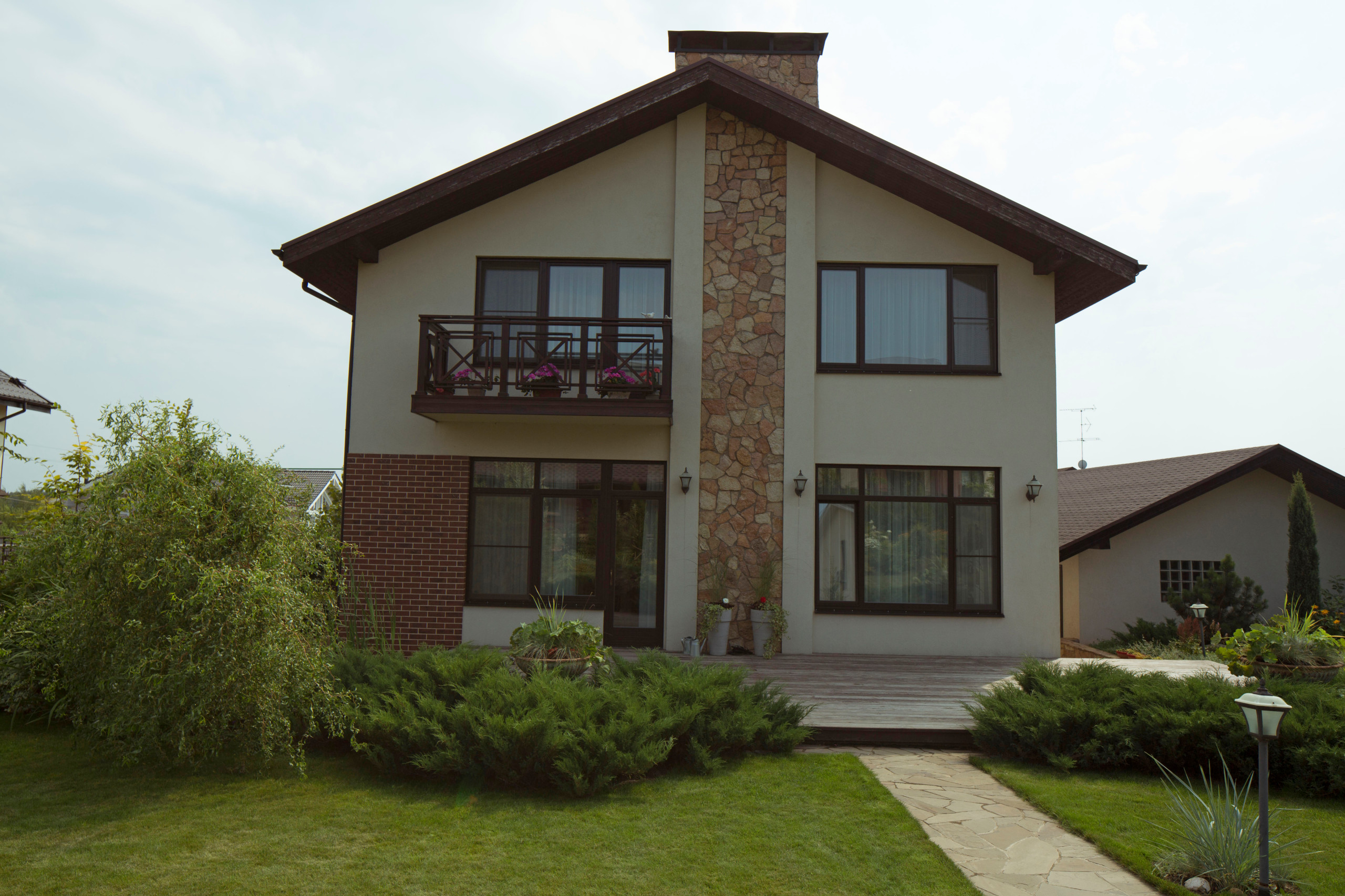 В гостях: Участок с фамильными дубами и баней в срубе