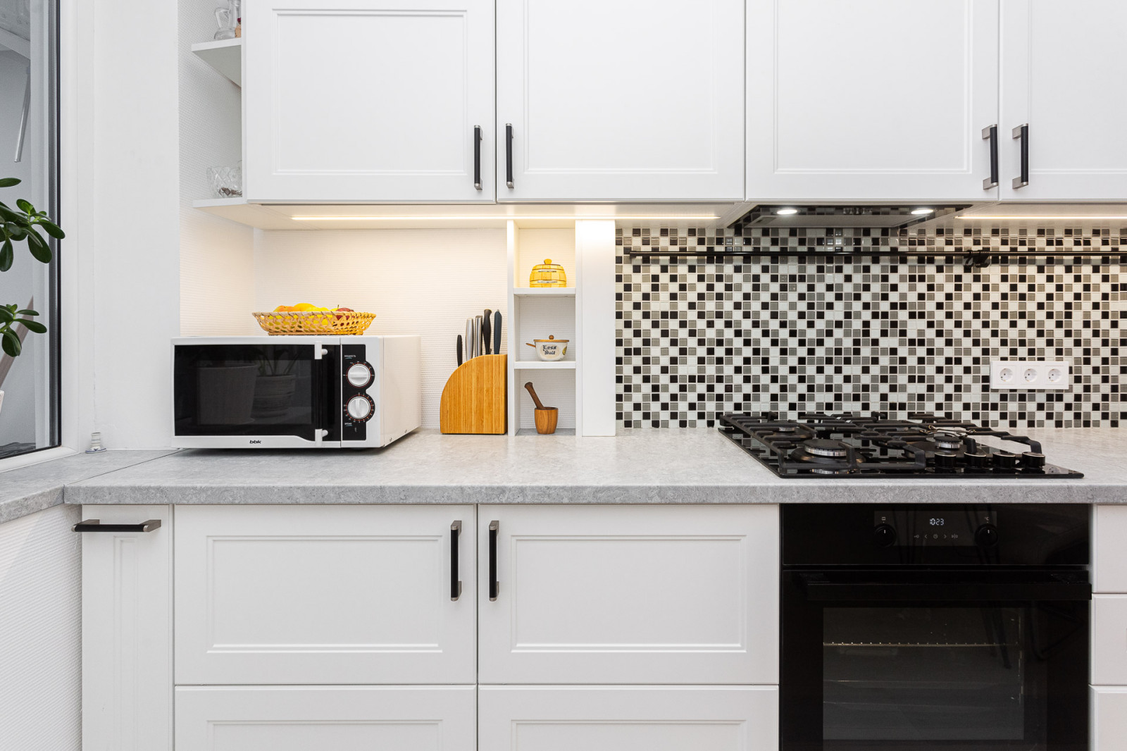 Черно-белая кухня с фартуком мозаика