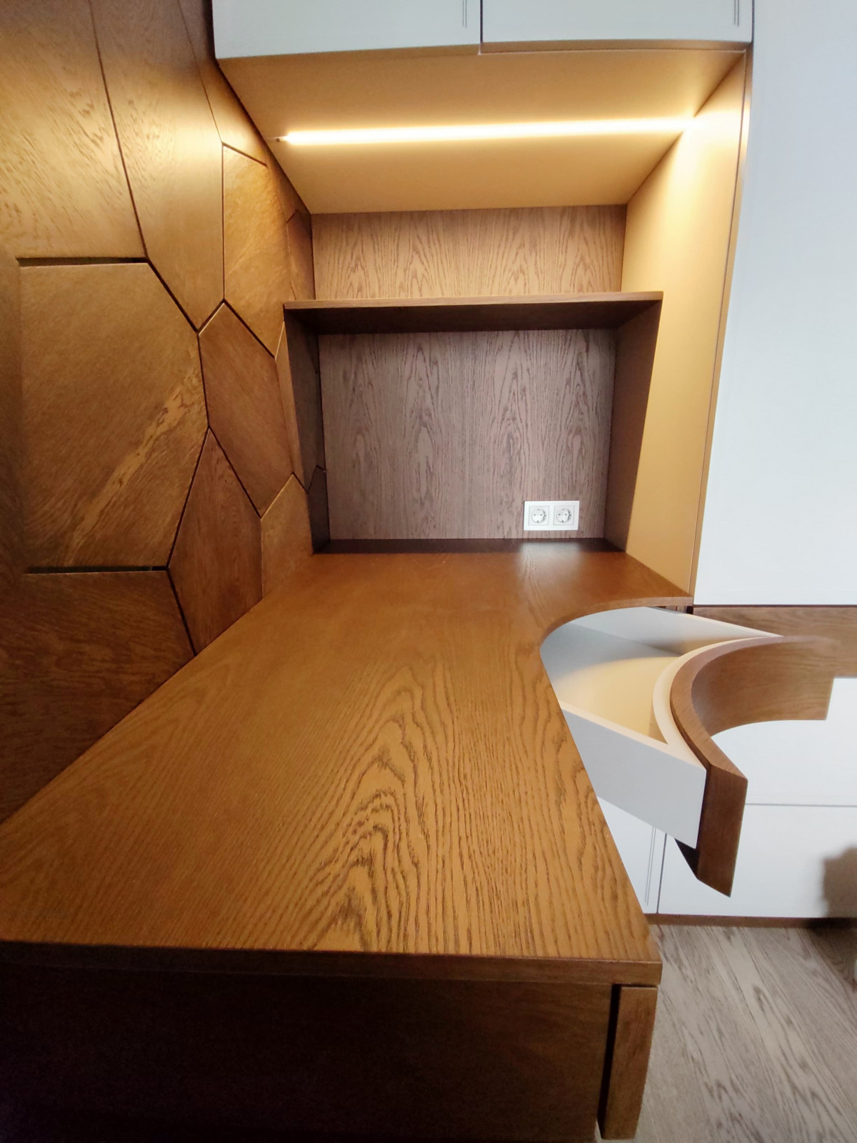 Шкаф с рабочим местом