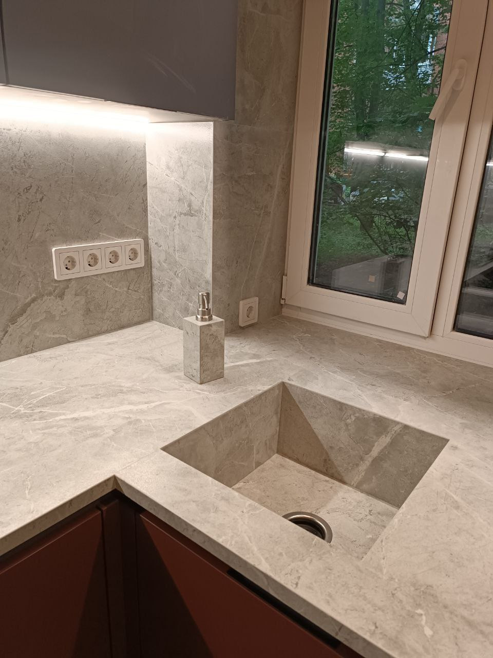 Кухня со столешницей из керамогранита и интегрированной мойкой