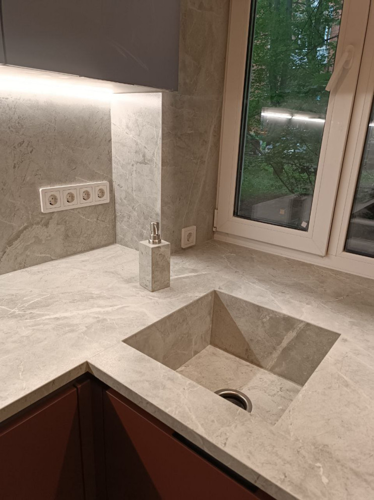 Кухня со столешницей из керамогранита и интегрированной мойкой