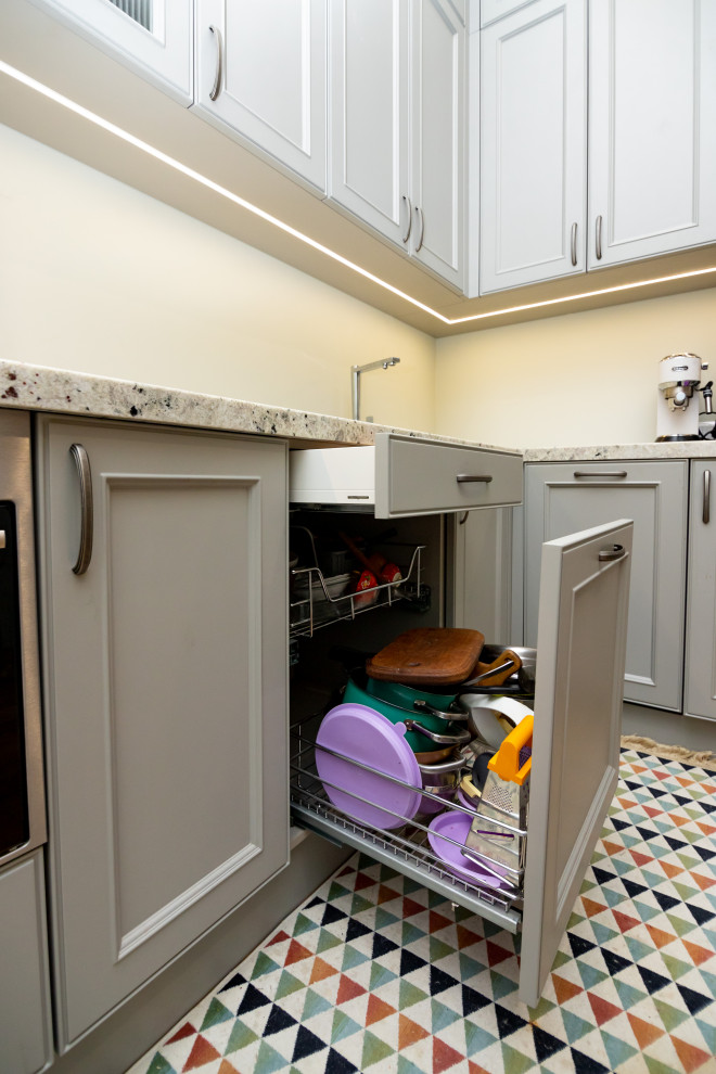 Светло-серая кухня в классическом стиле