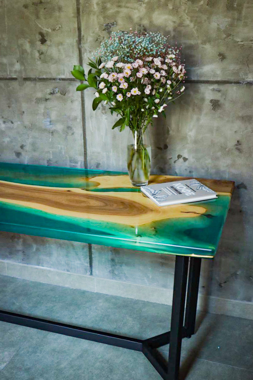 Классически стол-река из голубой смолы