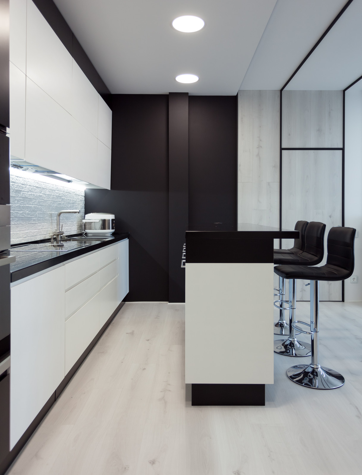 Современная квартира в черно-белых тонах