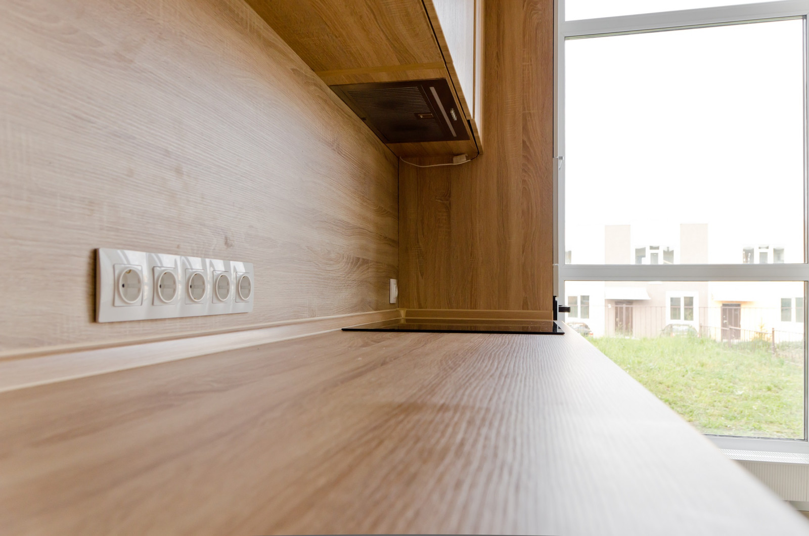 елая кухня в скандинавском стиле на проспекте Весеннем.7