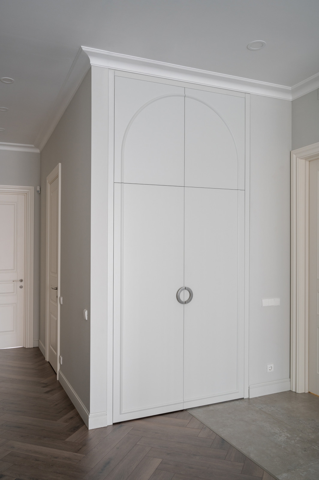 Шкаф с декоративной аркой