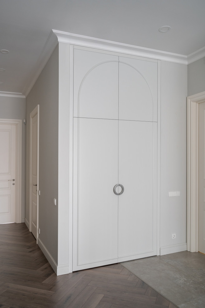 Шкаф с декоративной аркой