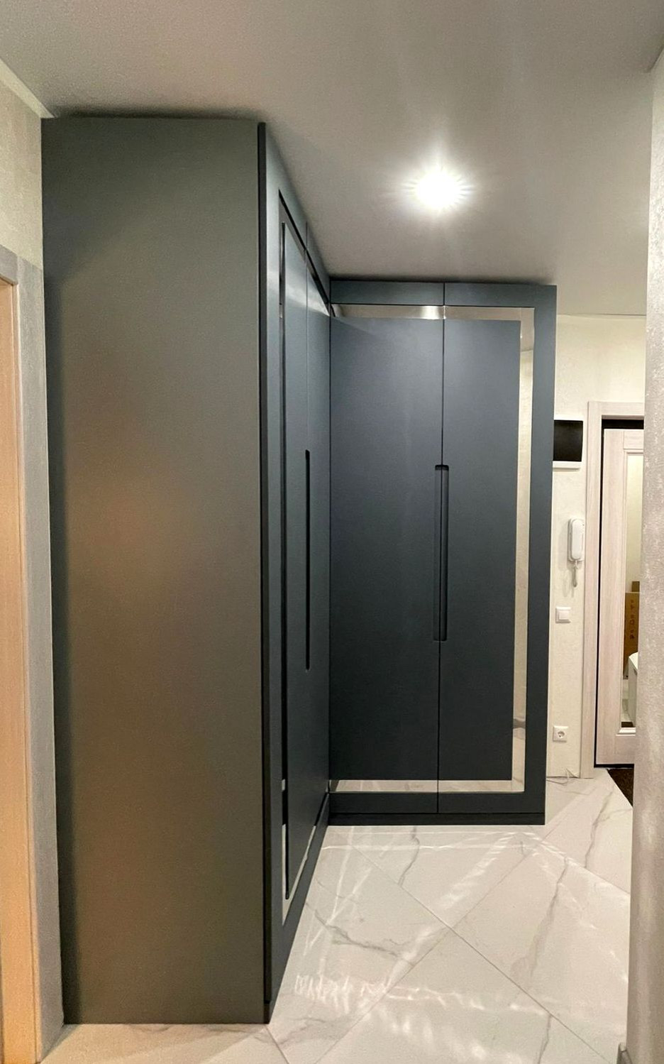 Шкаф в прихожей, угловой "PROFILO".