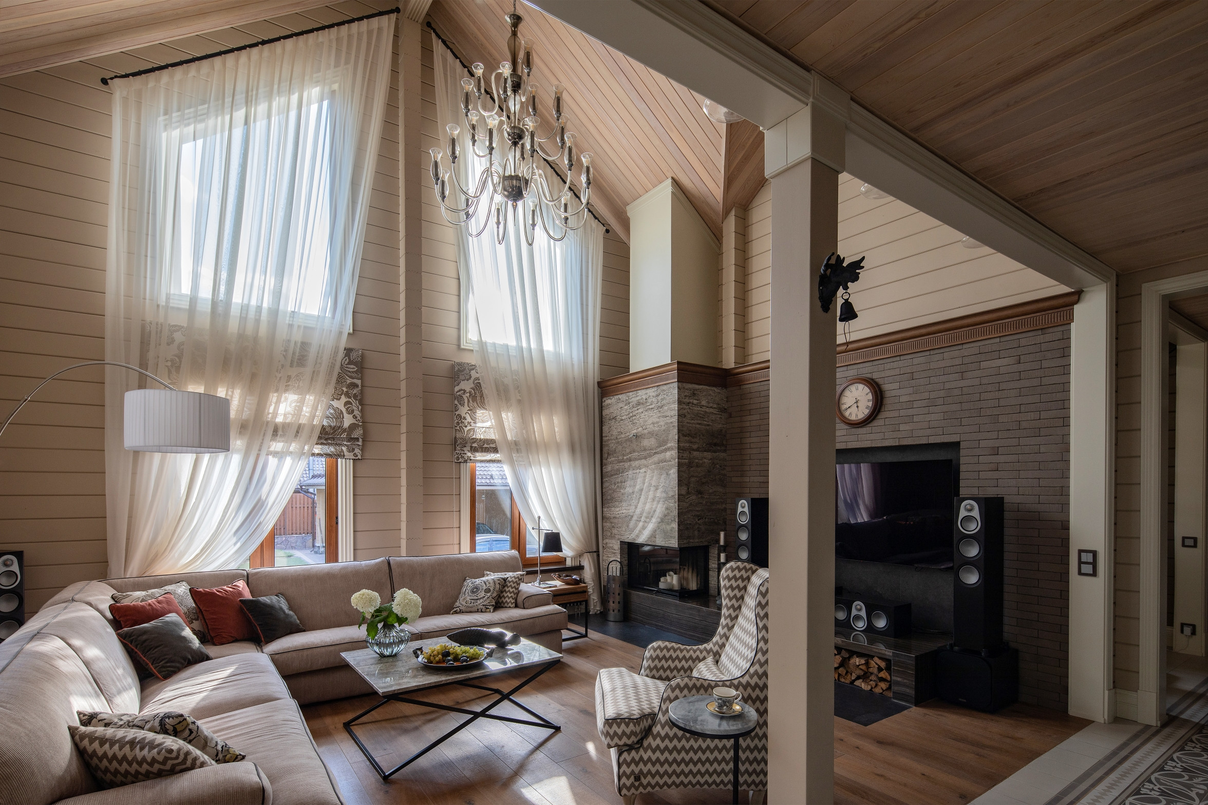 Houzz тур: Загородный дом с березовой рощей и камином