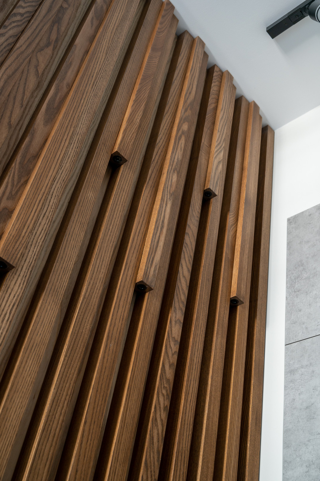 Стеновая панель с торцевой подсветкой из массива Ясеня