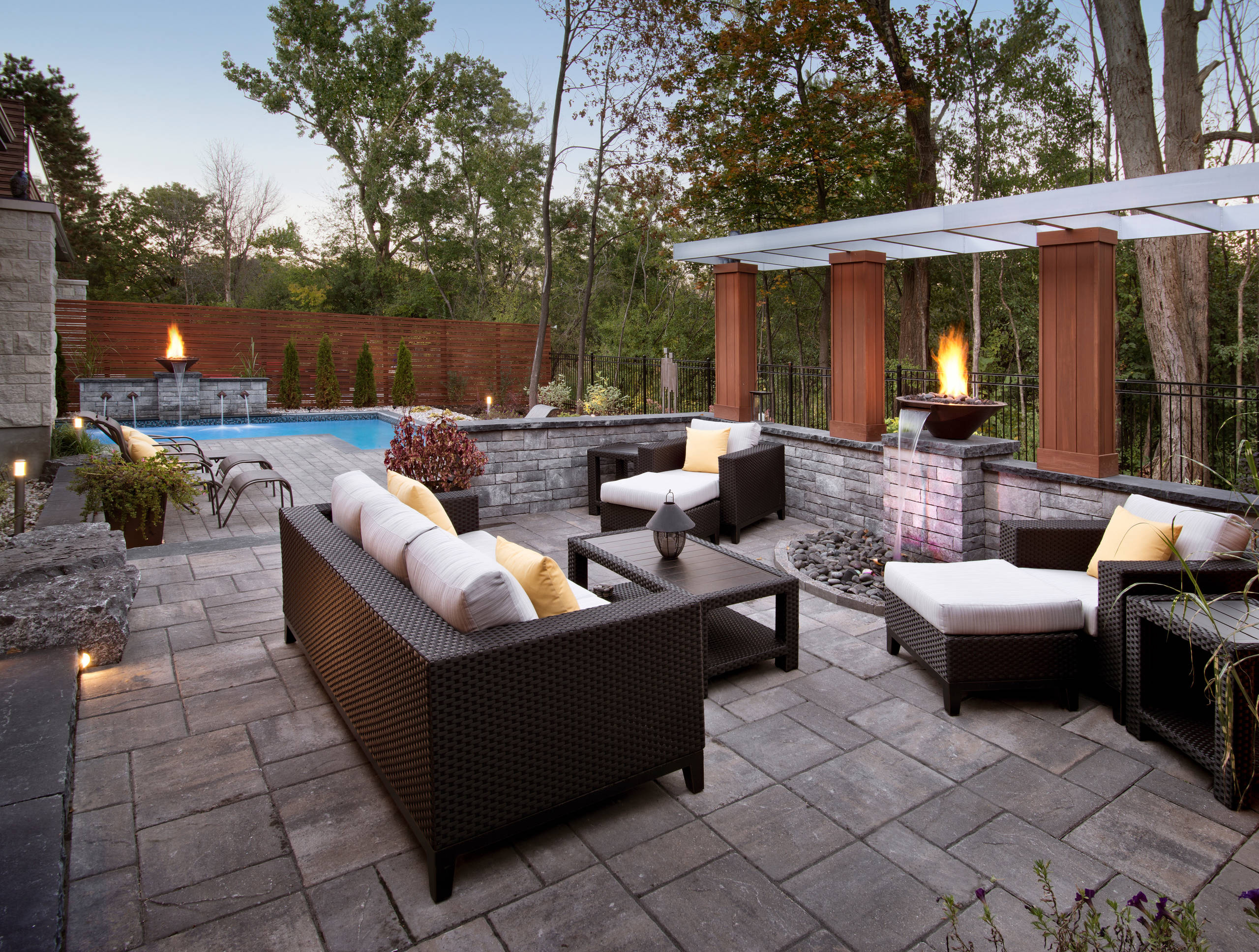 Уют под открытым небом: Как оформить патио на даче