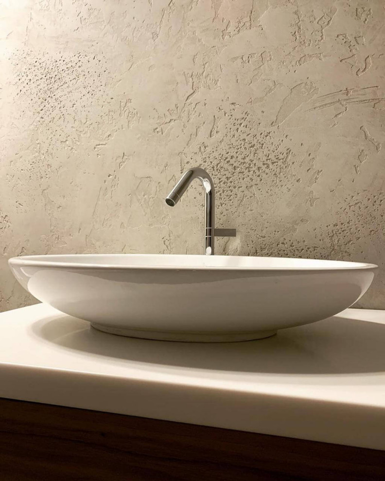 Фактурная декоративная штукатурка в интерьере ванной комнаты