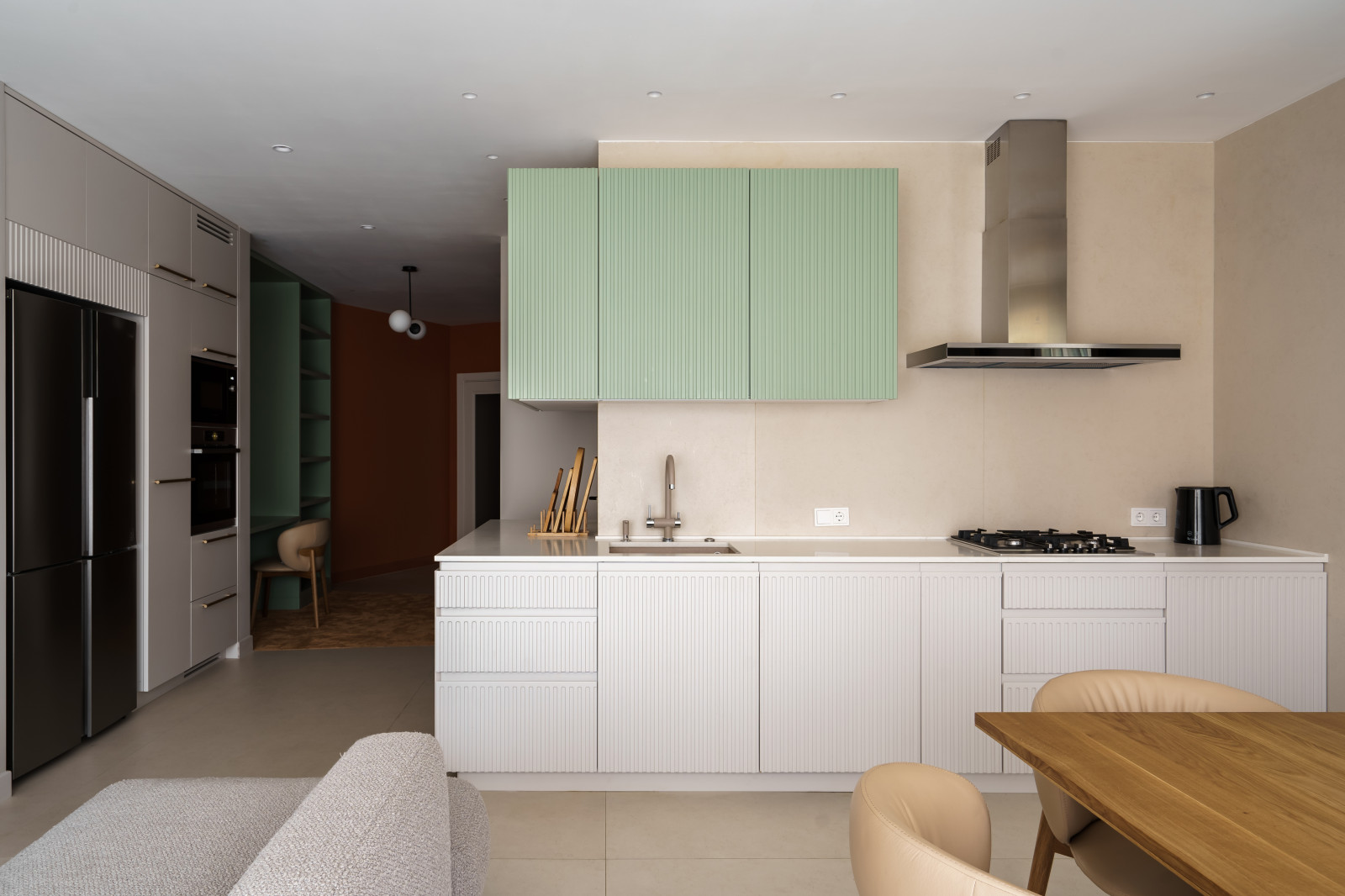 Белая кухня с отдельными пеналами