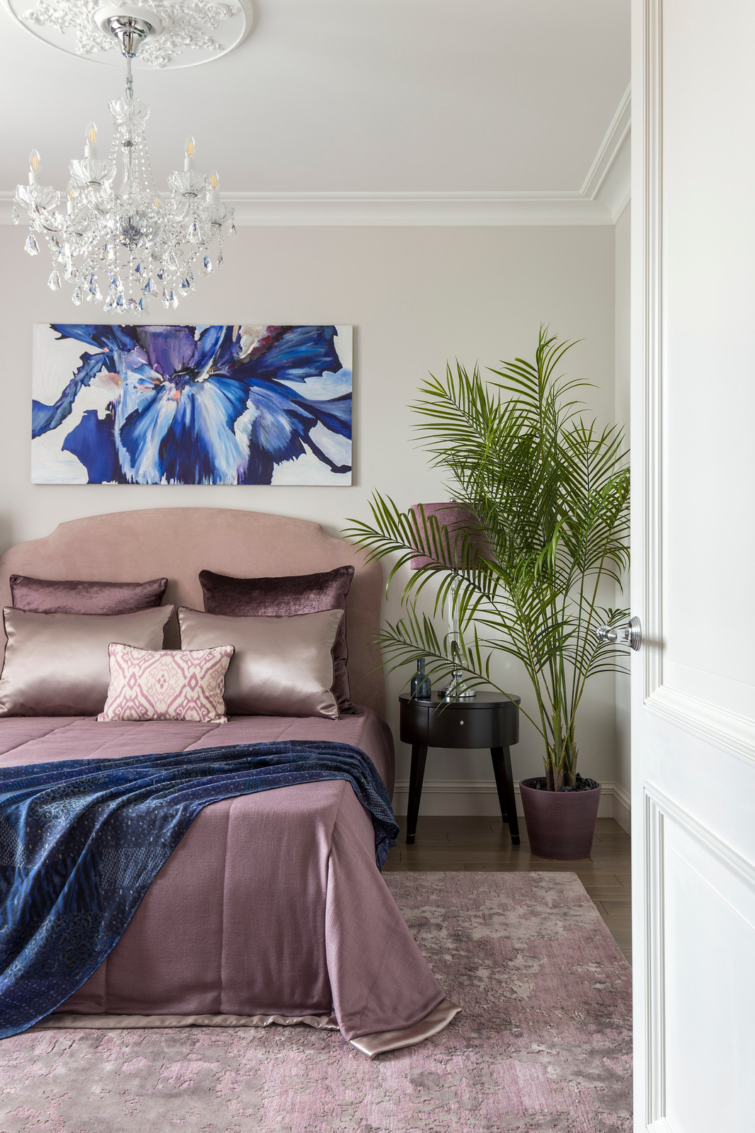 Современная классика в лиловой дымке