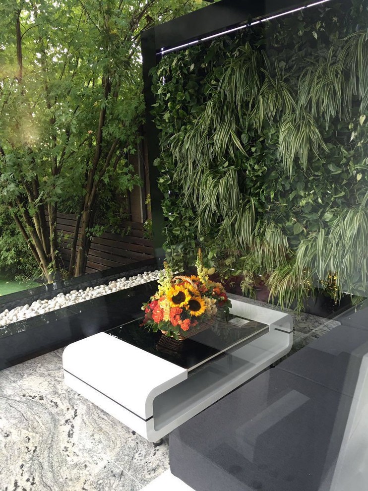 Открытая терраса на заднем дворике загородного дома