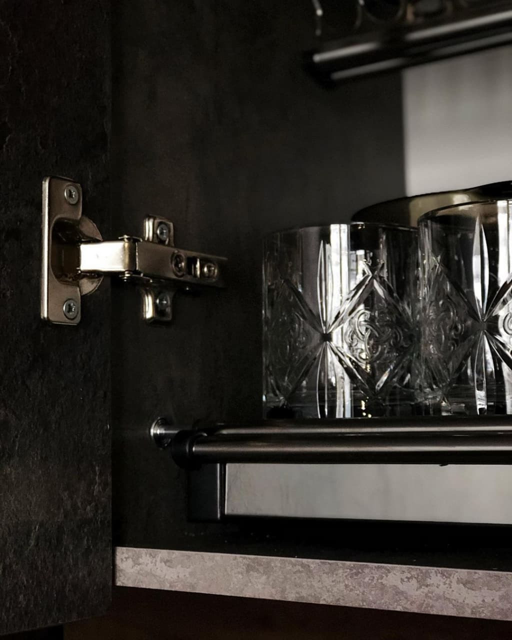 Маленькая угловая кухня черного цвета в стиле лофт