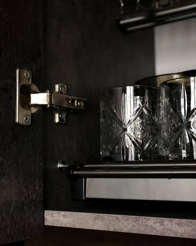 Маленькая угловая кухня черного цвета в стиле лофт