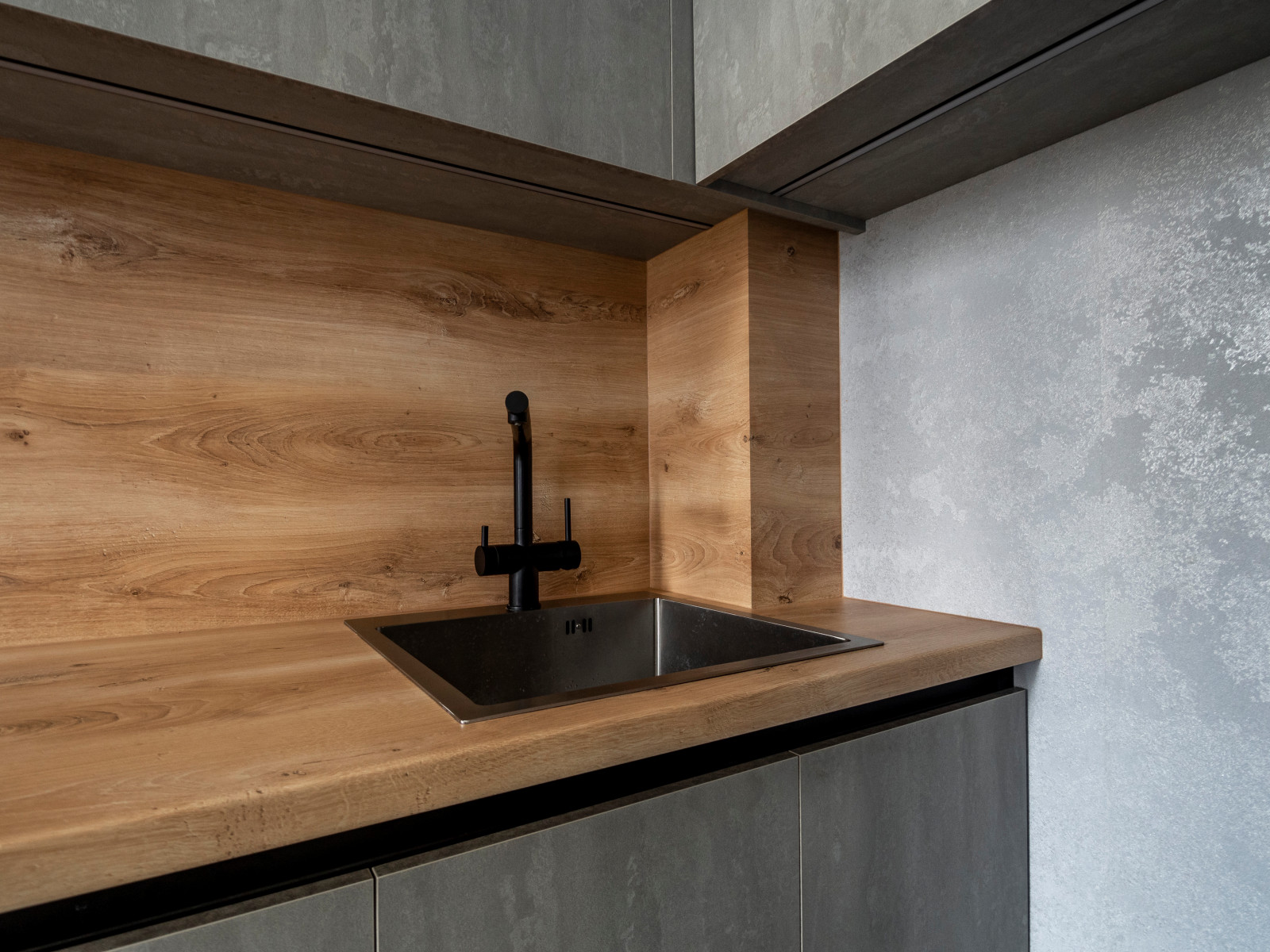 Элегантная минималистичная кухня в сером цвете