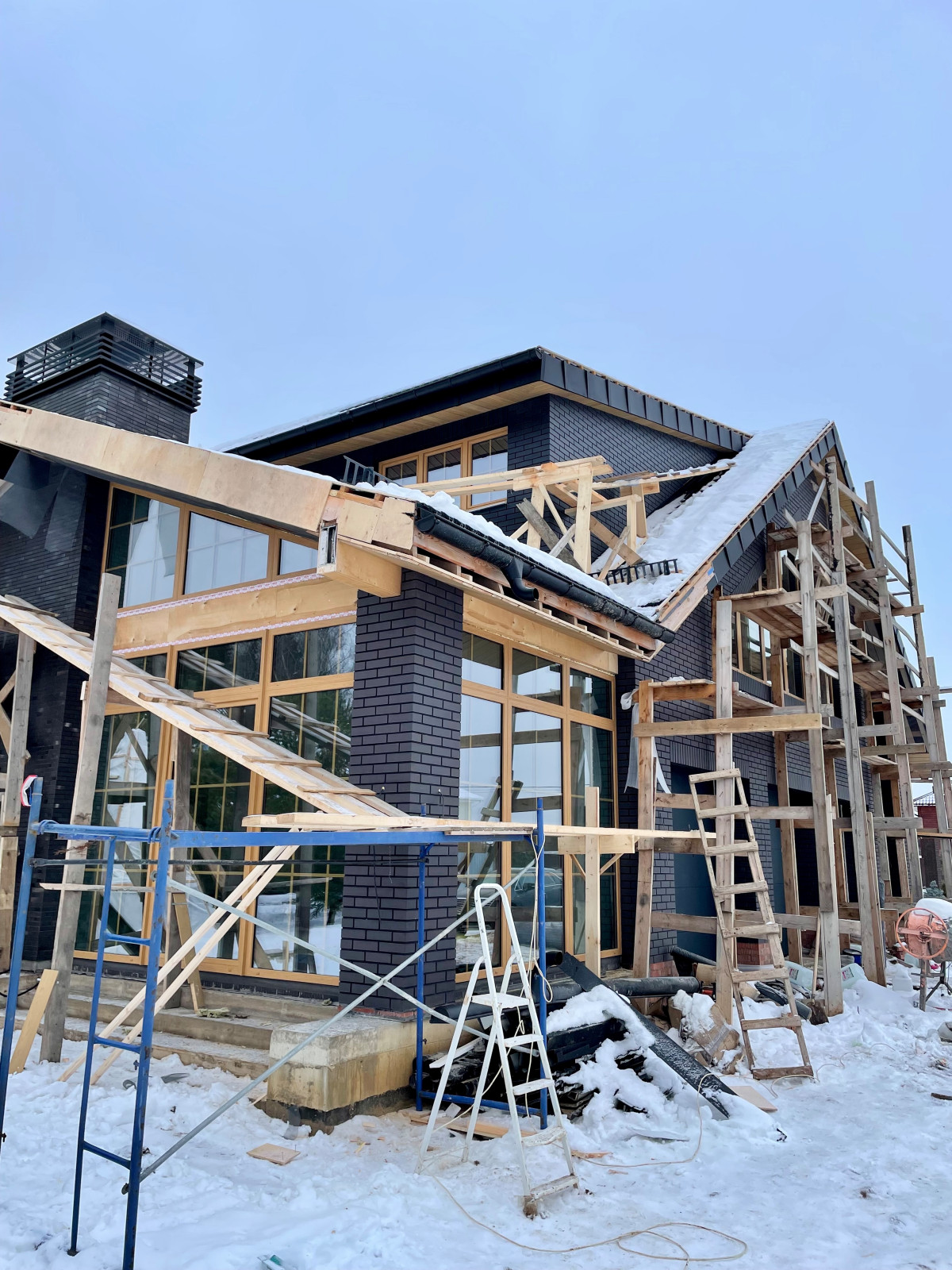 Обложка проекта: Подшивка свесов. Комбинация из планкена (лиственница) и фальца (сталь SSAB)