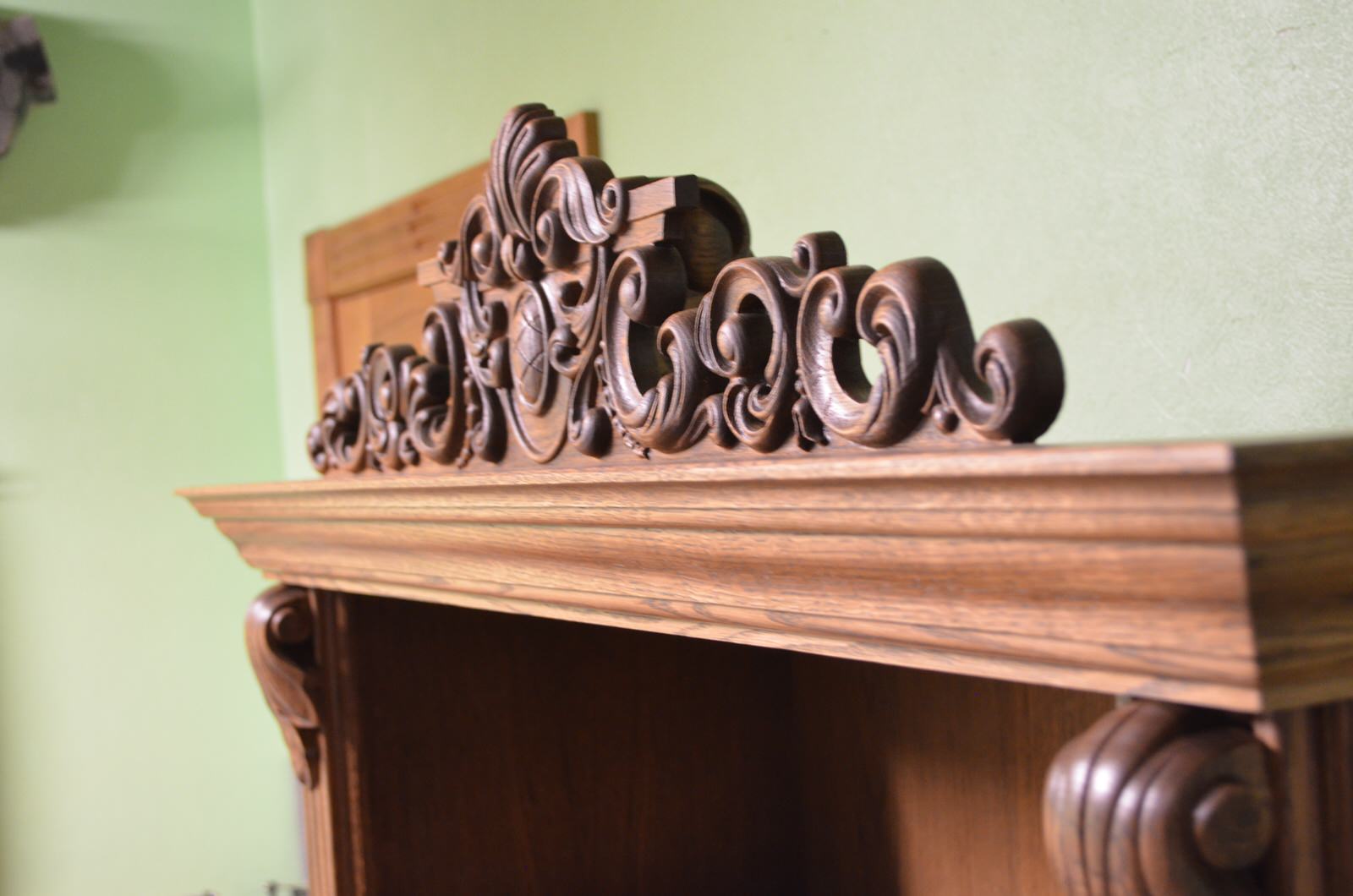 Книжный шкаф