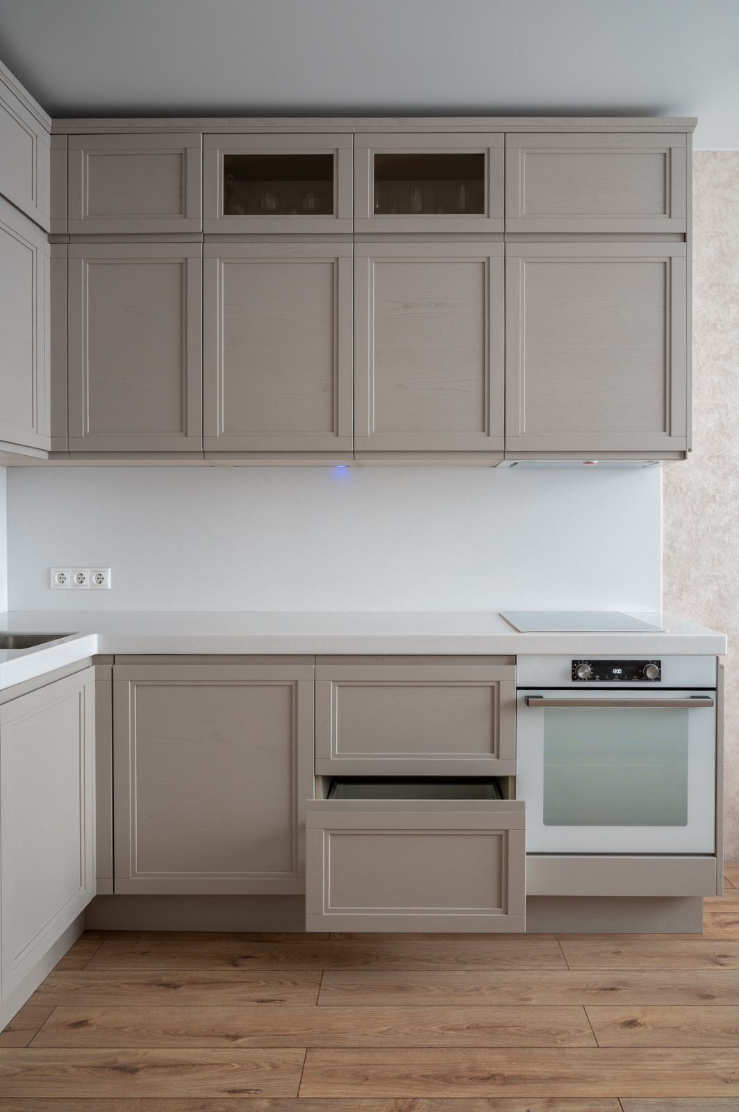 Кухня из массива с интегрированной ручкой