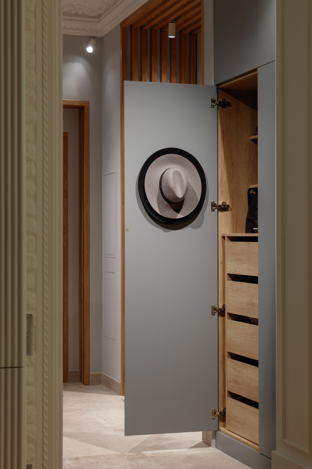 Наполнение шкафа в прихожей