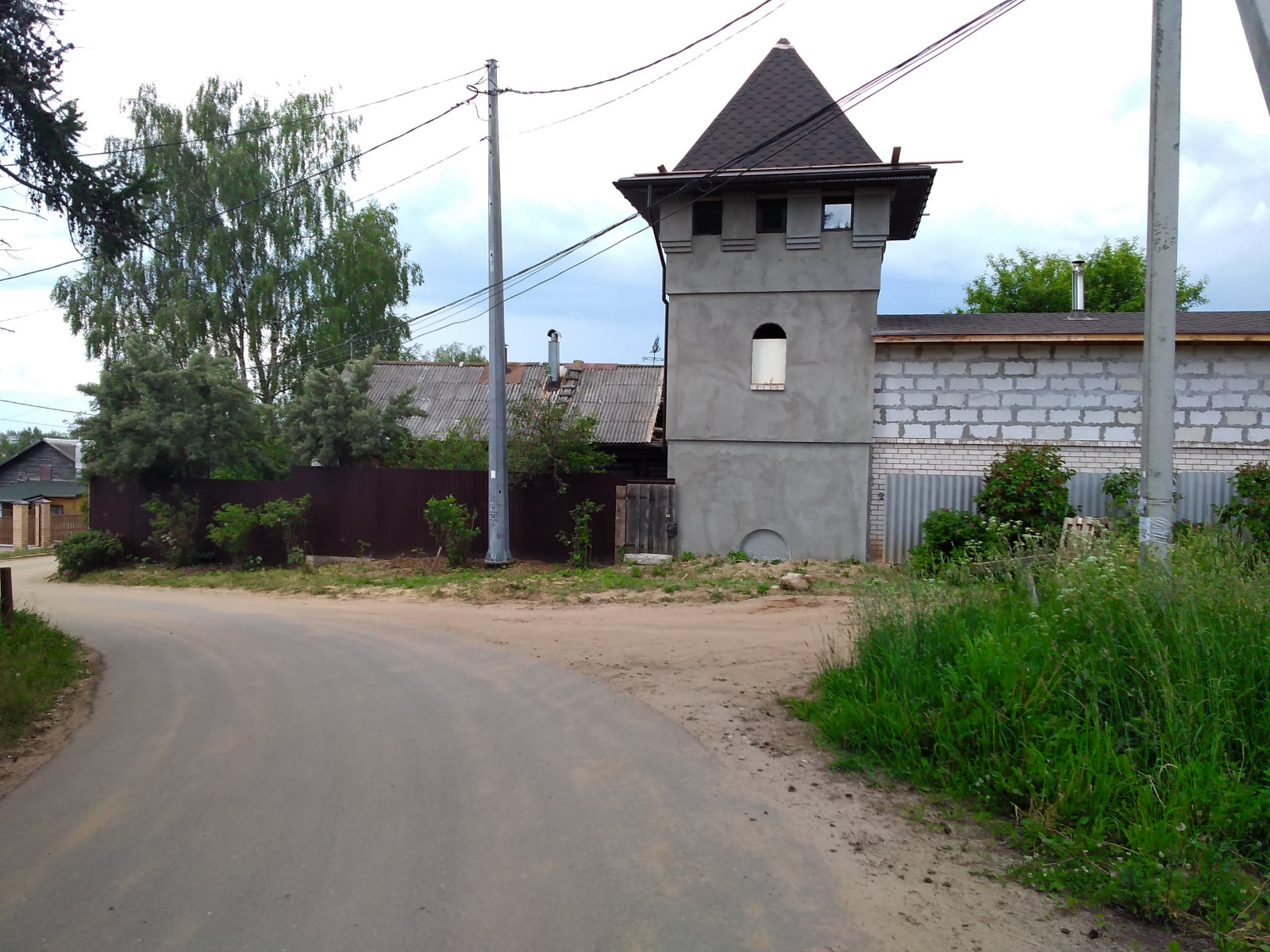 Дом с башней