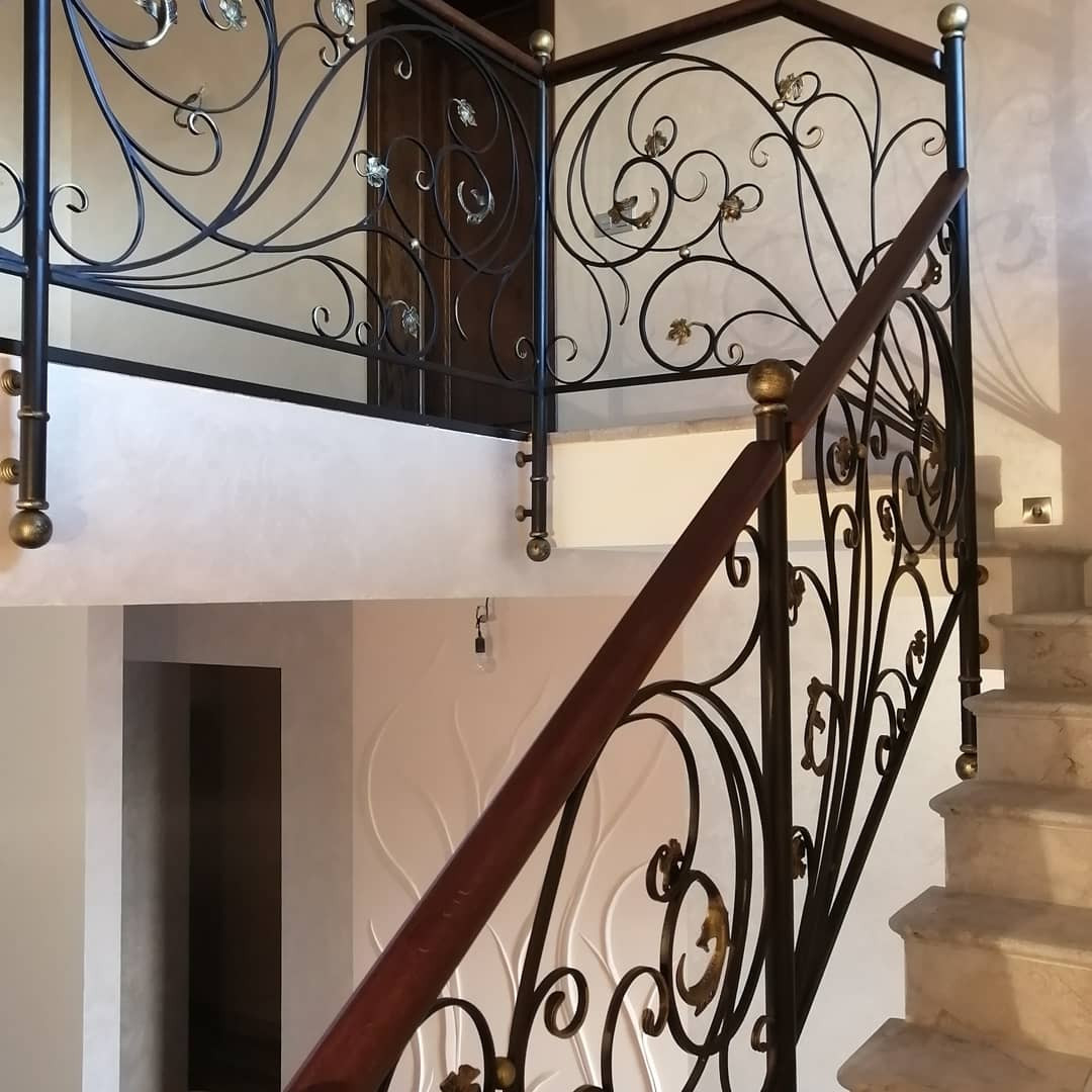 Кованые перила ручной работы с декор элементами