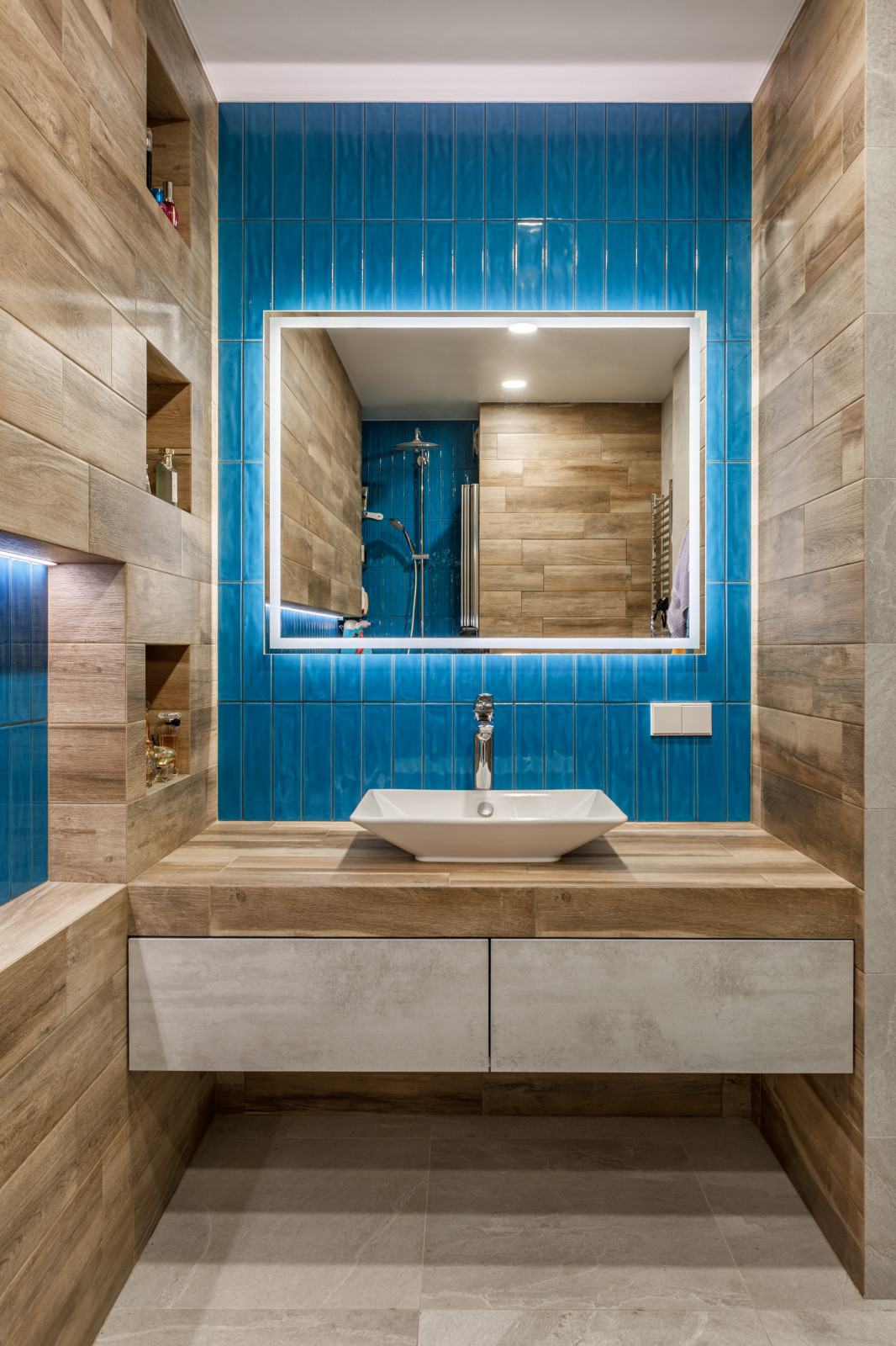 Современная ванная комната с душевой