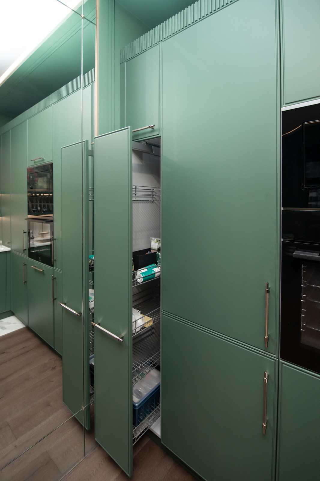 Стильная неоклассическая кухня в темно-изумрудном цвете