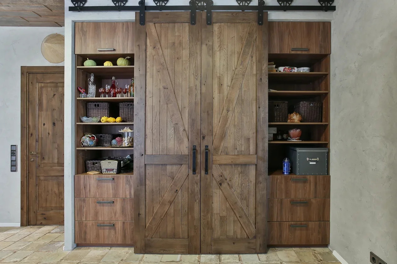 Раздвижные амбарные двери - тренд в современном дизайне интерьеров