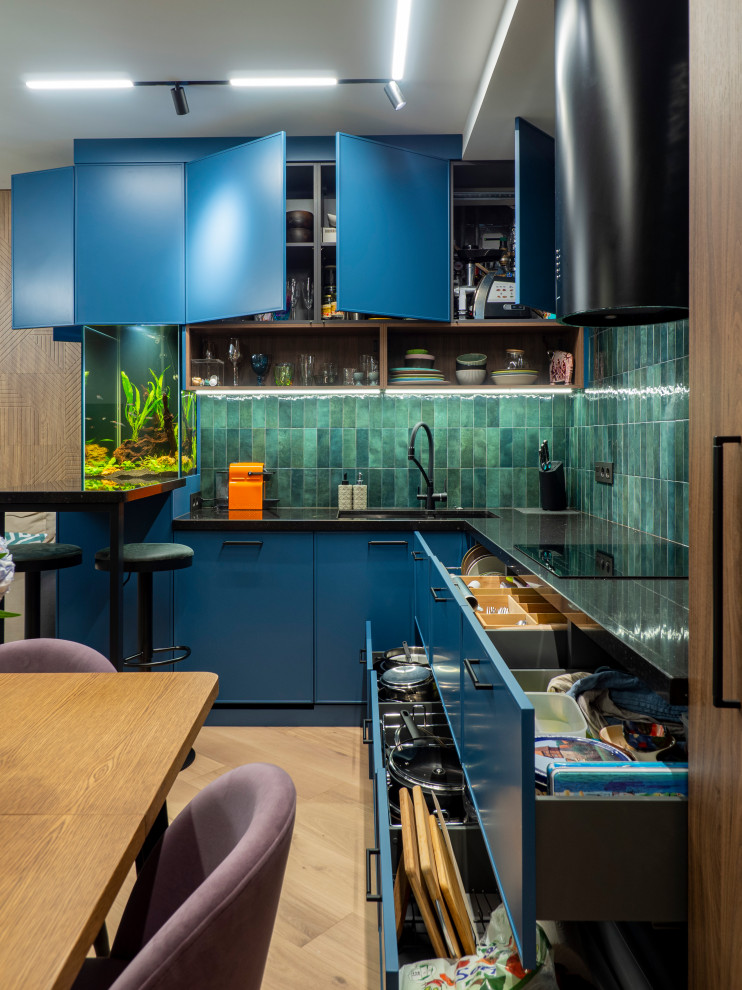 Кухня в современном стиле со встроенным аквариумом