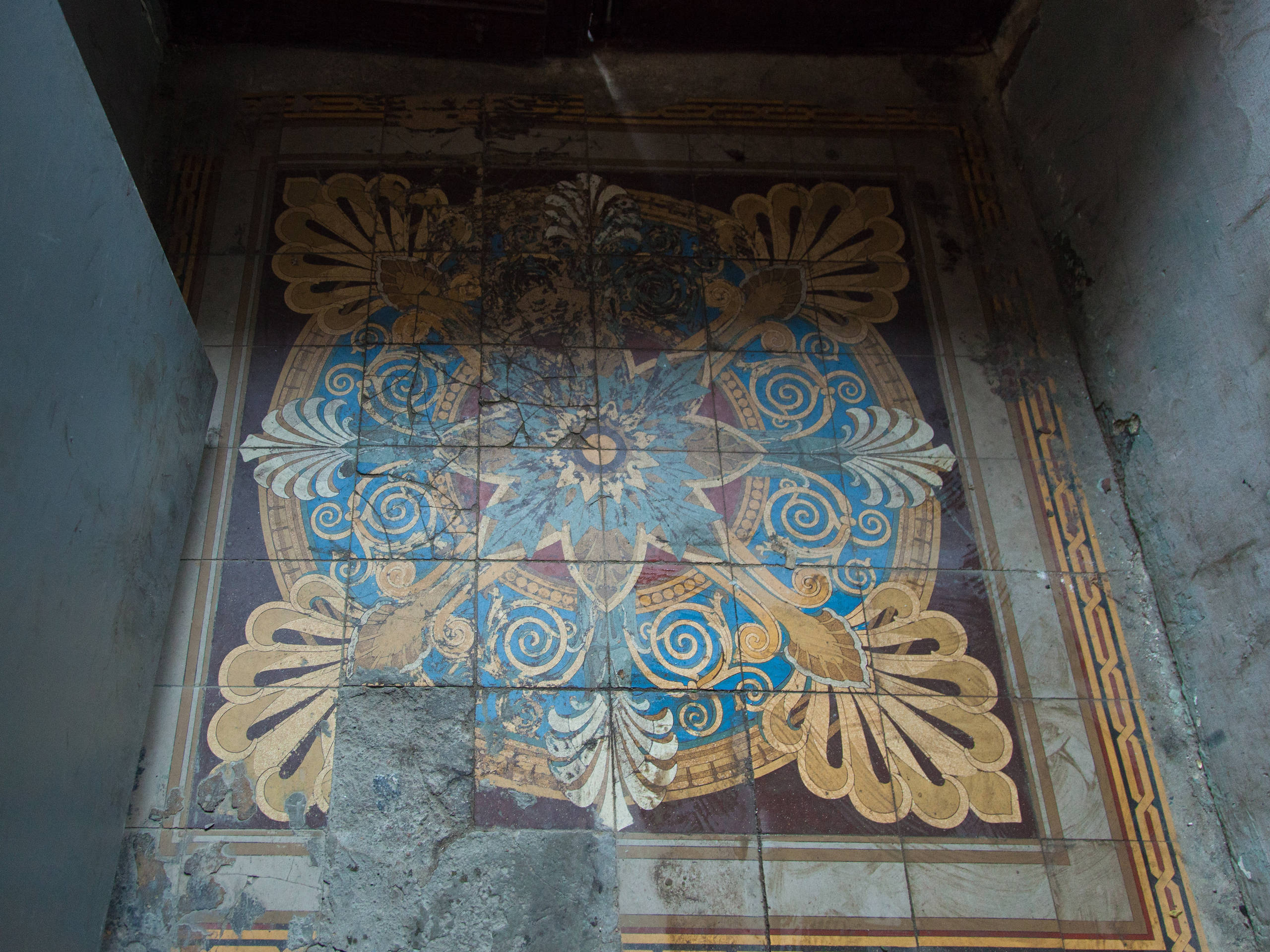 Фотоохота: 24 кадра из парадных доходного Петербурга