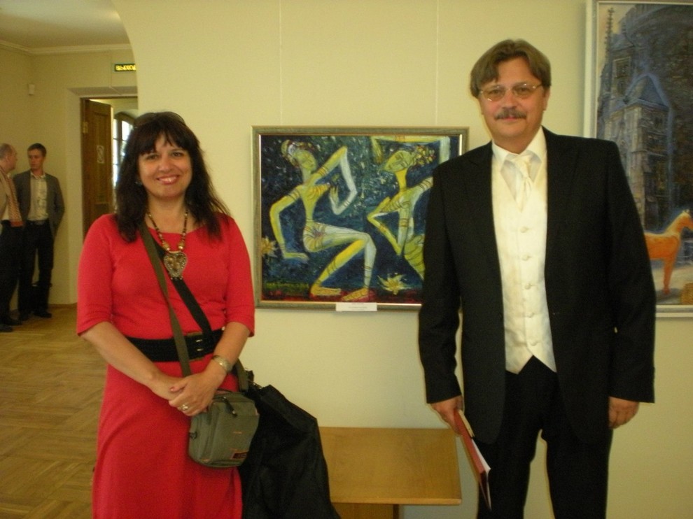 На фоне картин Лики Волчек