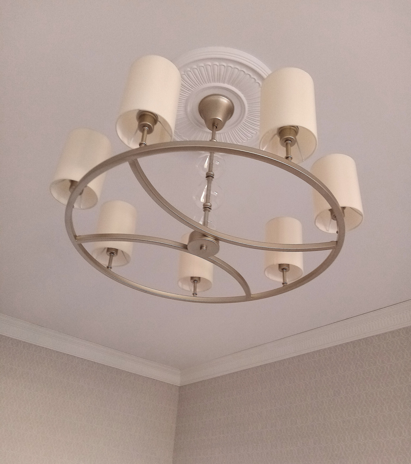 Люстра в спальню молодой пары.