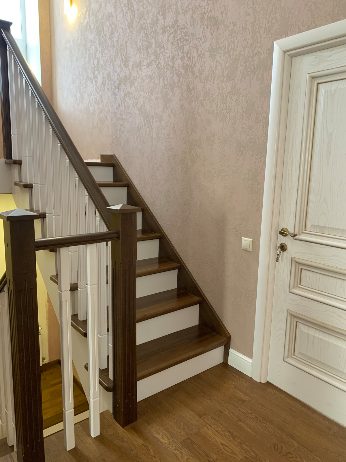 Лестничное пространство. Отделка стен декоративной штукатуркой.