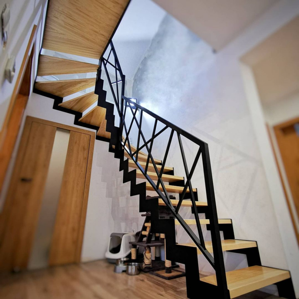 Лестница с металлическими перилами лофт