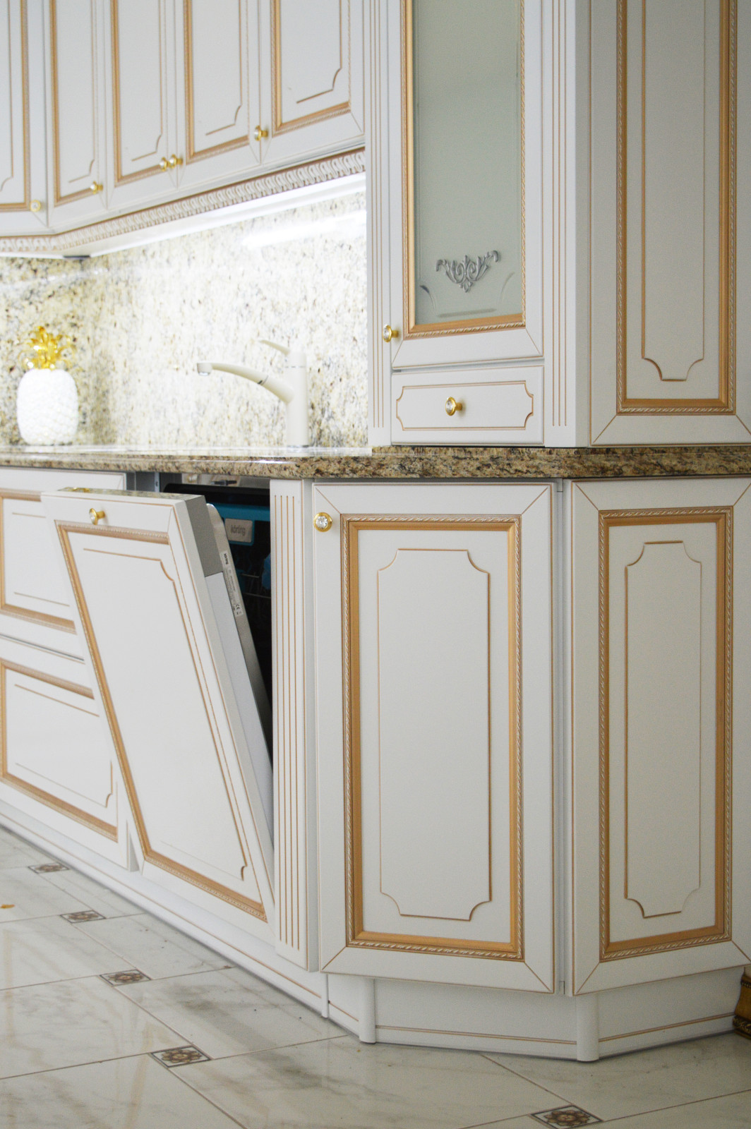 Роскошная классика. Большая кухня с функциональной рабочей зоной в центре.