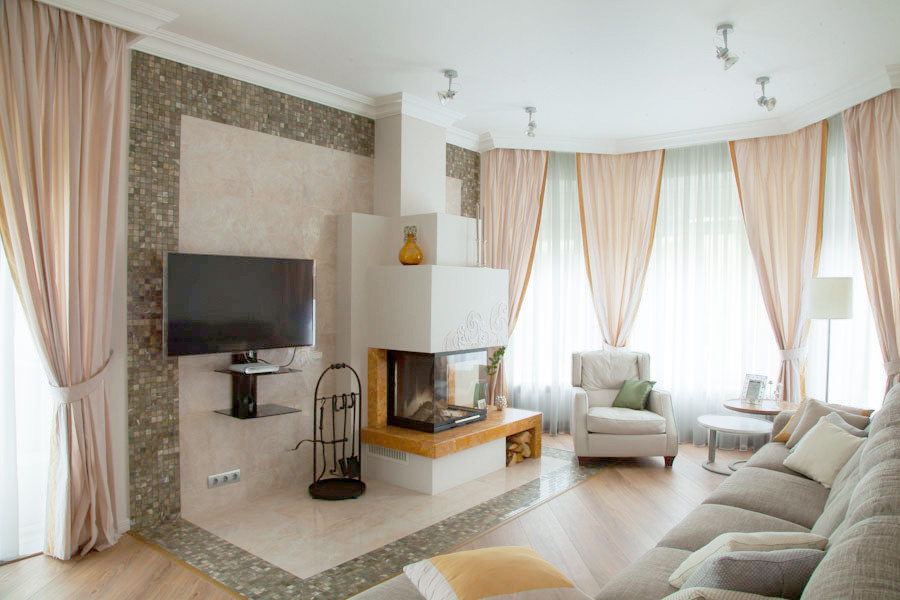 Дом с барельефами и витражами