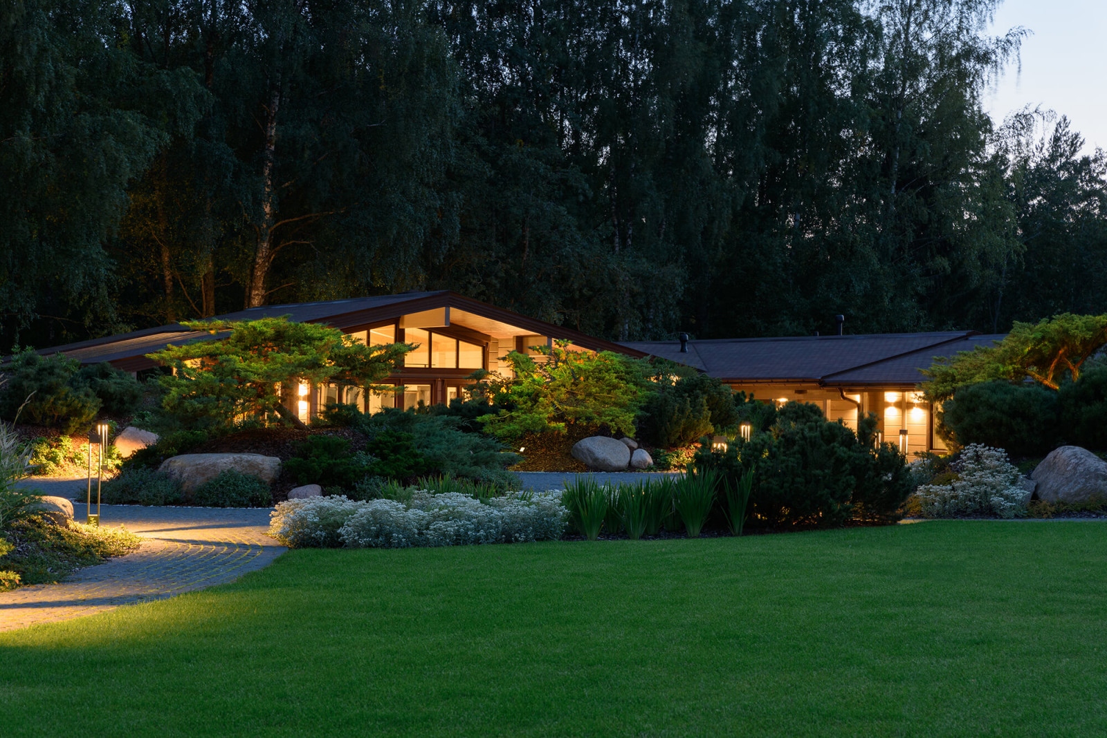 За тремя холмами