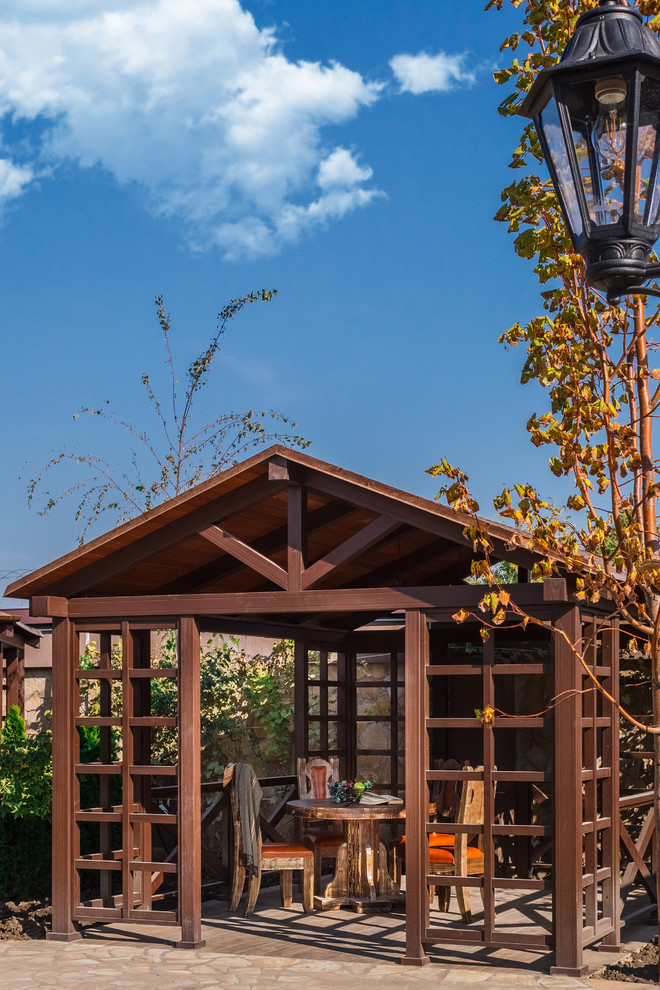 Отель "МАСК". Беседка на территории.