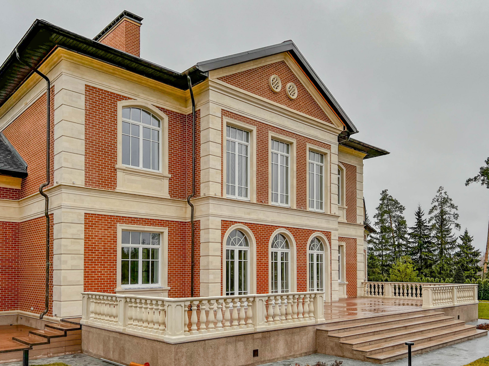 Остекление особняка в классическом стиле