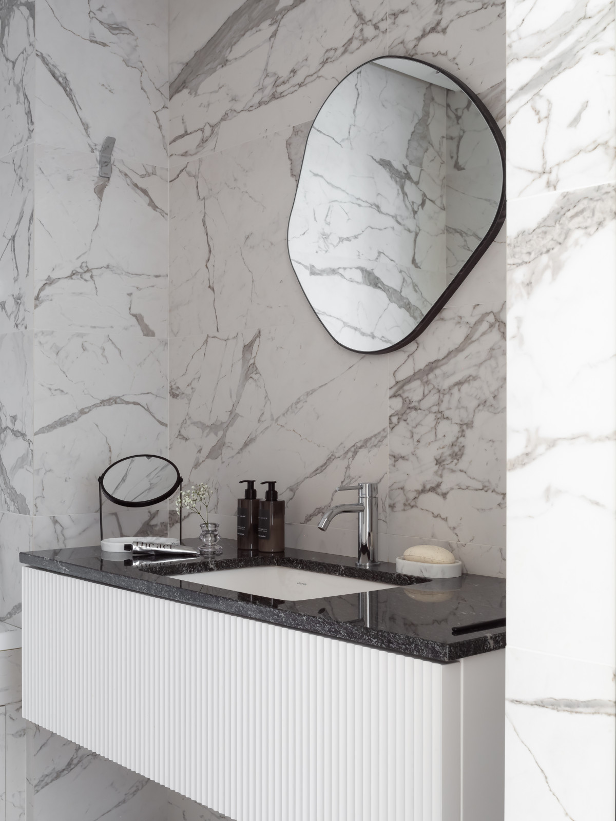 Графичный "Черно-белый" интерьер для студентки архитектурного ВУЗа